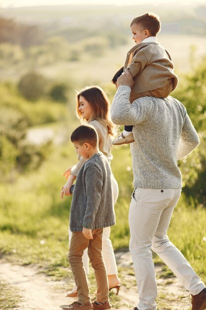 Linda familia jugando en un campo de verano