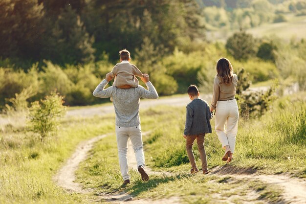 Linda familia jugando en un campo de verano