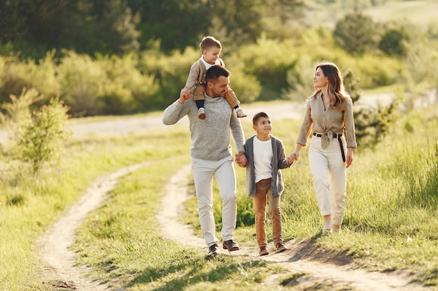 Linda familia jugando en un campo de verano