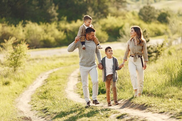 Linda familia jugando en un campo de verano