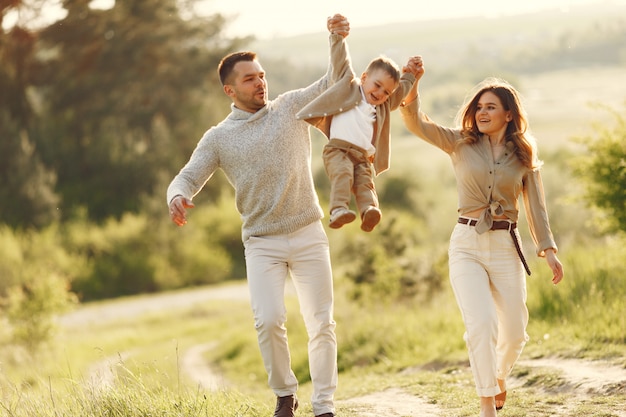 Linda familia jugando en un campo de verano