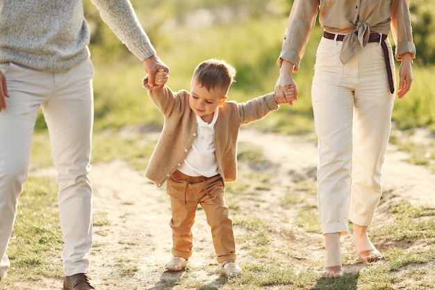 Linda familia jugando en un campo de verano