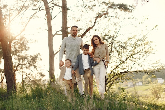 Linda familia jugando en un campo de verano