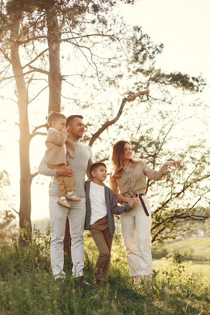 Linda familia jugando en un campo de verano