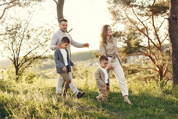 Linda familia jugando en un campo de verano