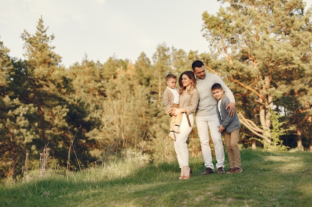 Linda familia jugando en un campo de verano