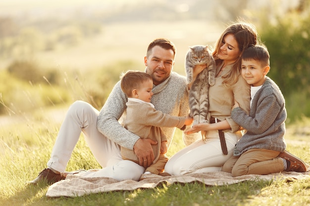 Linda familia jugando en un campo de verano