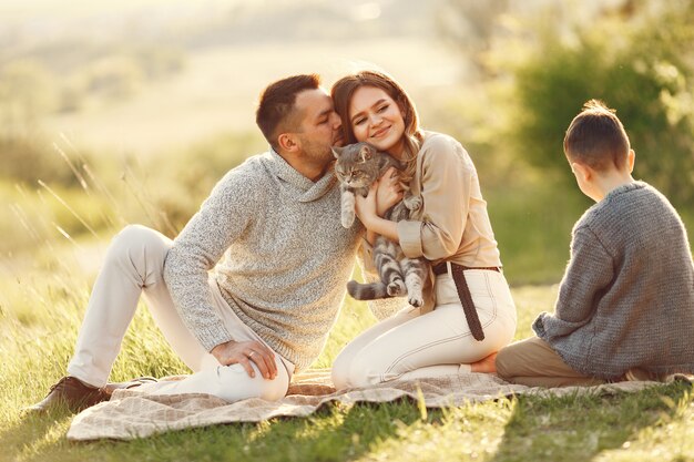 Linda familia jugando en un campo de verano