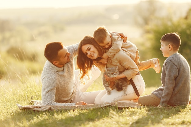 Linda familia jugando en un campo de verano