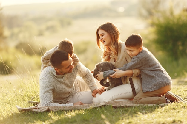 Linda familia jugando en un campo de verano