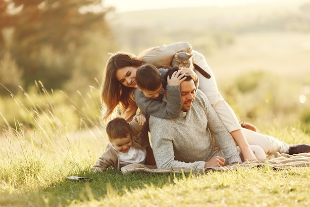 Linda familia jugando en un campo de verano