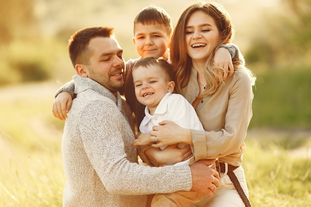 Linda familia jugando en un campo de verano