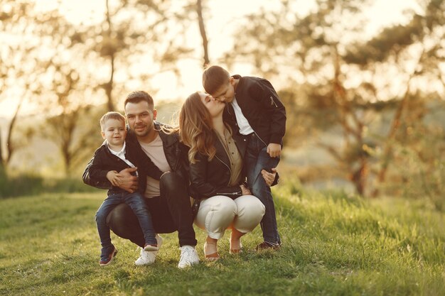 Linda familia jugando en un campo de verano