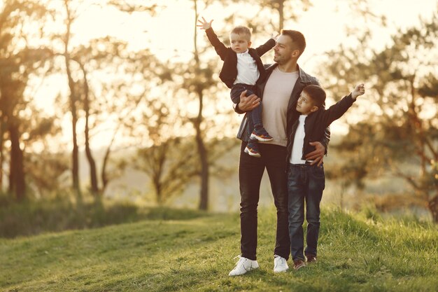 Linda familia jugando en un campo de verano