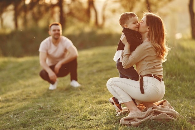 Linda familia jugando en un campo de verano