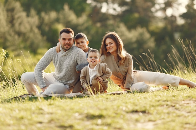 Linda familia jugando en un campo de verano