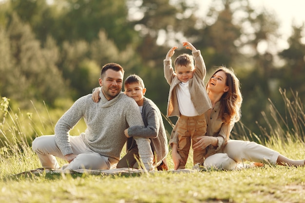 Linda familia jugando en un campo de verano