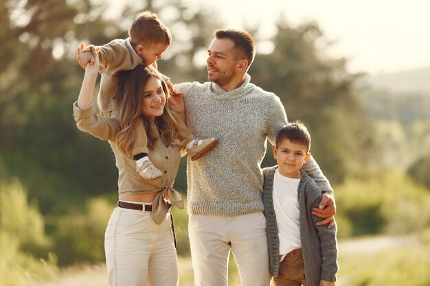 Linda familia jugando en un campo de verano