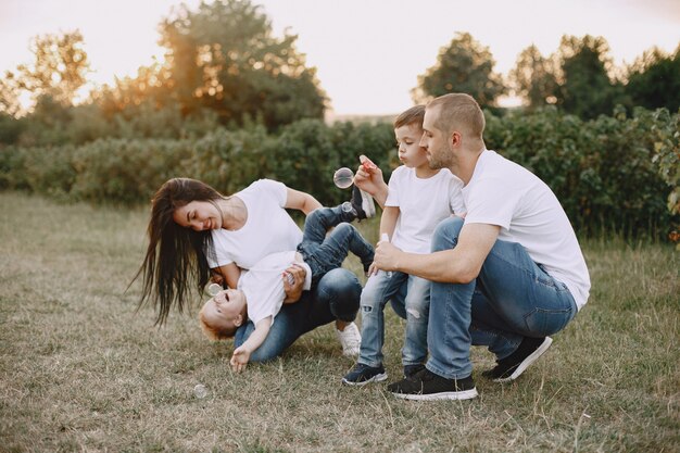 Linda familia jugando en un campo de verano