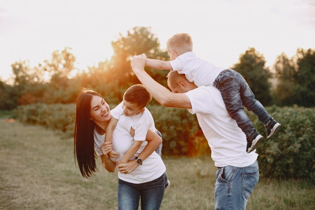 Linda familia jugando en un campo de verano