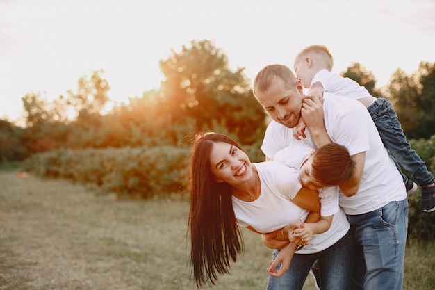 Linda familia jugando en un campo de verano