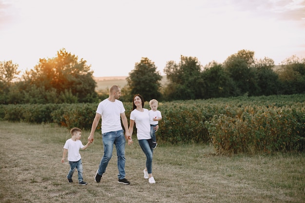 Linda familia jugando en un campo de verano