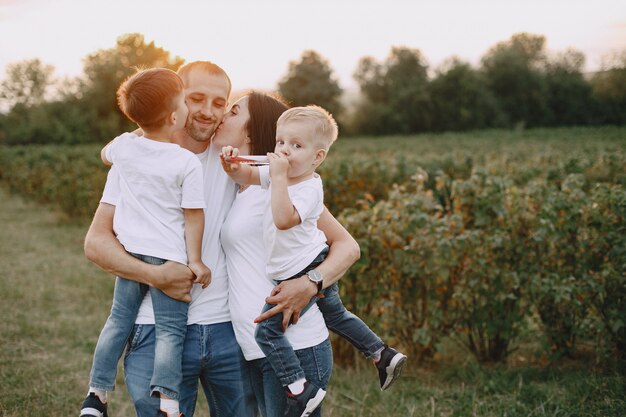 Linda familia jugando en un campo de verano