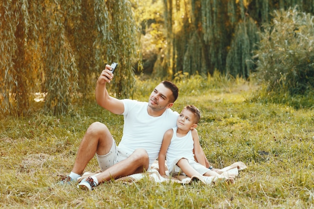 Linda familia jugando en un campo de verano