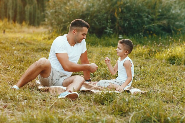 Linda familia jugando en un campo de verano