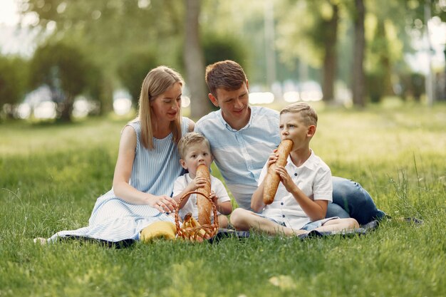 Linda familia jugando en un campo de verano