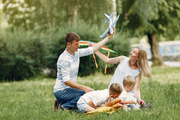 Linda familia jugando en un campo de verano