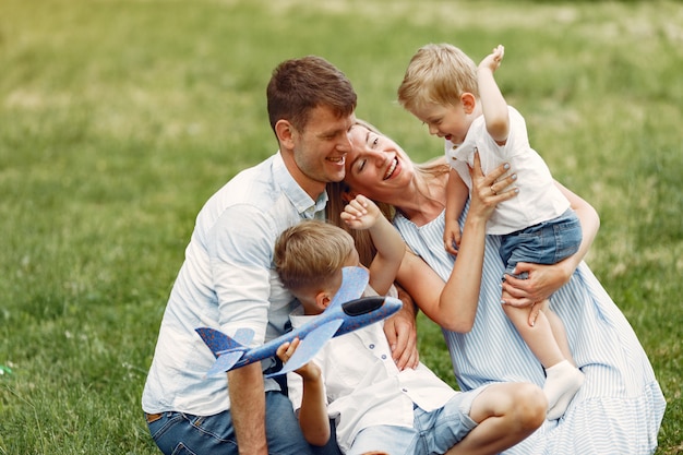 Linda familia jugando en un campo de verano