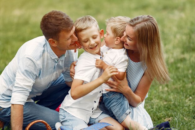 Linda familia jugando en un campo de verano