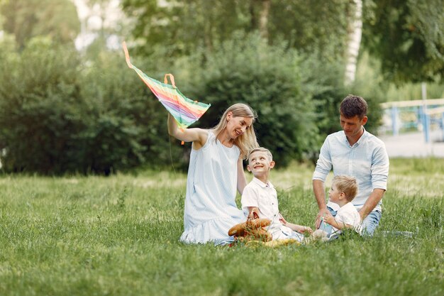 Linda familia jugando en un campo de verano