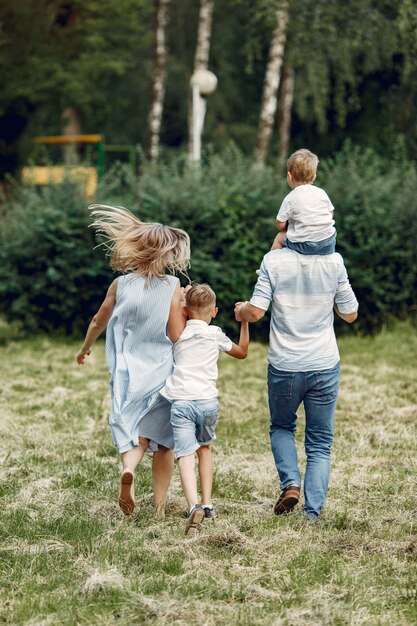 Linda familia jugando en un campo de verano