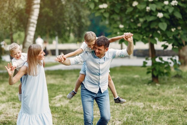 Linda familia jugando en un campo de verano