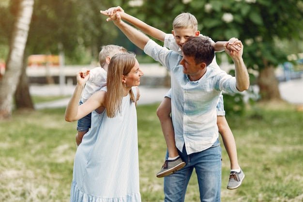 Linda familia jugando en un campo de verano