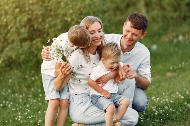 Linda familia jugando en un campo de verano