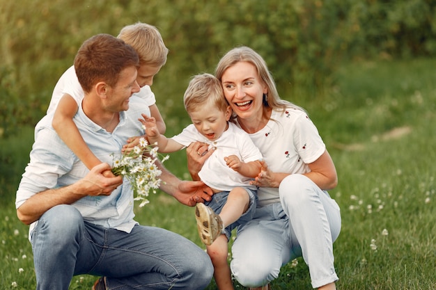 Linda familia jugando en un campo de verano