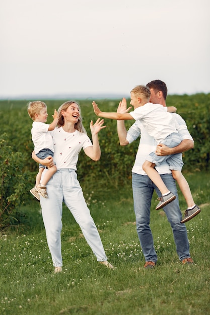 Linda familia jugando en un campo de verano