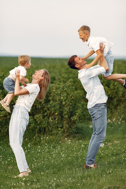 Linda familia jugando en un campo de verano