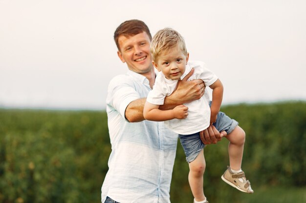 Linda familia jugando en un campo de verano