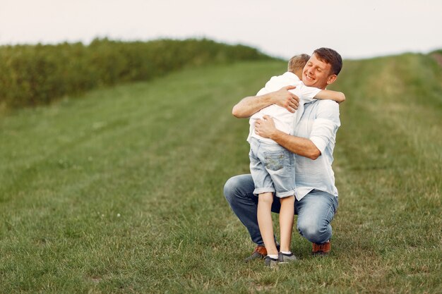 Linda familia jugando en un campo de verano