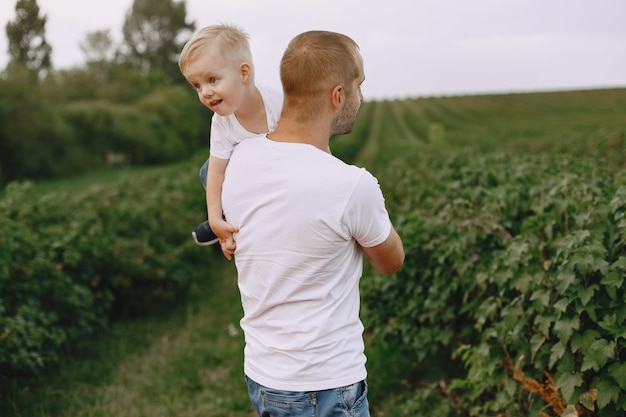 Linda familia jugando en un campo de verano