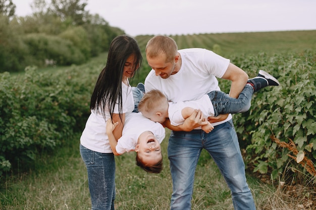 Linda familia jugando en un campo de verano