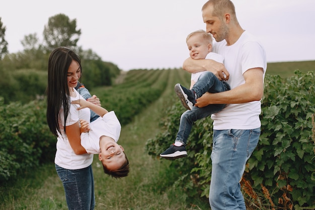 Linda familia jugando en un campo de verano