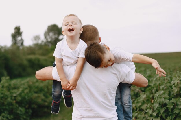 Linda familia jugando en un campo de verano