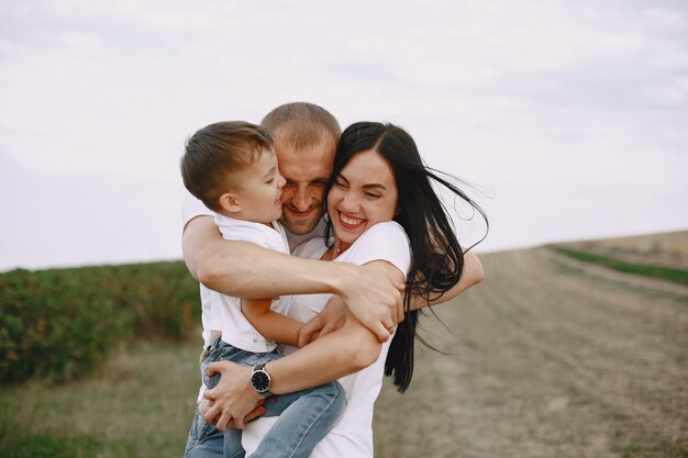 Linda familia jugando en un campo de verano