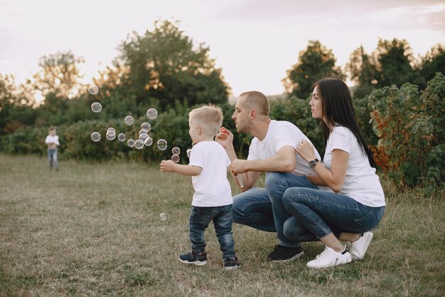 Linda familia jugando en un campo de verano