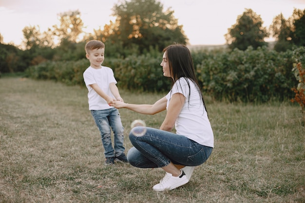 Linda familia jugando en un campo de verano